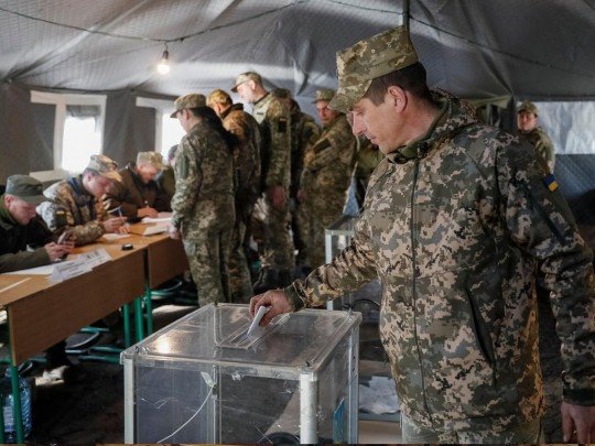 Зеленский просит Раду срочно обеспечить избирательные права военных