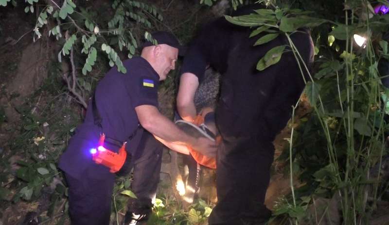 Дівчина впала у 10-метровий піщаний карєр у Чернівцях Дівчина впала у 10-метровий піщаний карєр у Чернівцях