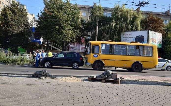 На проспекті Незалежності сталася ДТП за участі маршрутки та позашляховика