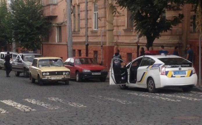 У Чернівцях байкери розбили лобове скло Жигулі, яке нібито їх підрізало