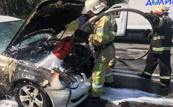 У Чернівцях під час руху загорівся автомобіль