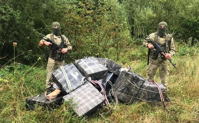 На Буковині контрабандисти позбулися цигарок на майже 475 тисяч гривень