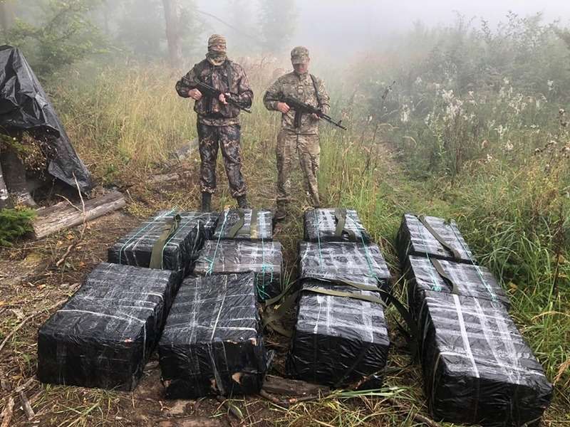 На Буковині контрабандисти позбулися цигарок на майже 475 тисяч гривень На Буковині контрабандисти позбулися цигарок на майже 475 тисяч гривень