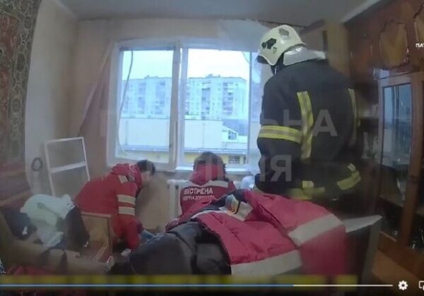 В Киеве патрульные спасли едва не сорвавшегося из окна восьмого этажа мужчину