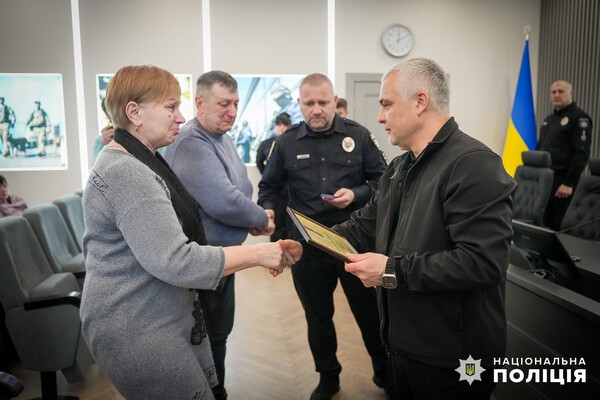 В Одессе родным погибших от ракетного удара полицейских вручили награды Президента Украины