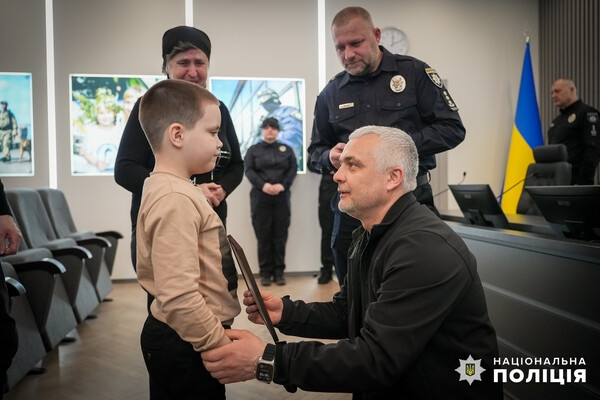 В Одессе родным погибших от ракетного удара полицейских вручили награды Президента Украины