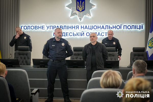 В Одессе родным погибших от ракетного удара полицейских вручили награды Президента Украины