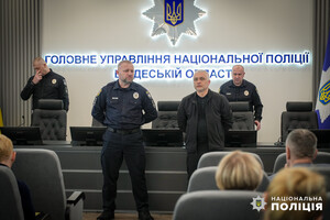 В Одессе родным погибших от ракетного удара полицейских вручили награды Президента Украины