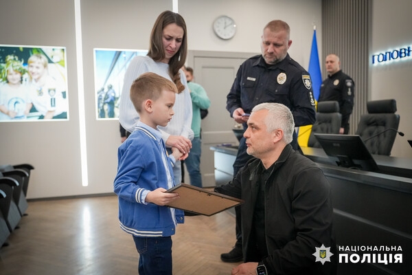 В Одессе родным погибших от ракетного удара полицейских вручили награды Президента Украины
