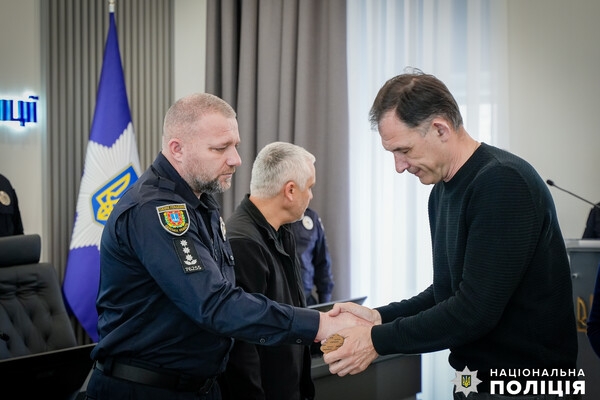 В Одессе родным погибших от ракетного удара полицейских вручили награды Президента Украины