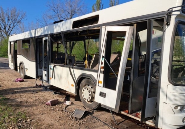 Россия ударила дроном-камикадзе по автобусу в Марганце: 9 погибших, 30 раненых