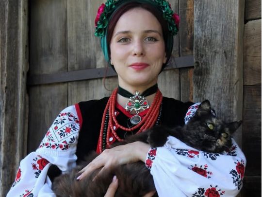 Витратила 240 тисяч гривень на котів з харківської Салтівки: гроші на це дівчина заробляє на продажу своїх авторських прикрас та залучає донати