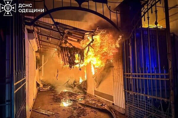 Горит Привоз, есть разрушения в историческом центре: последствия ночного удара по Одессе