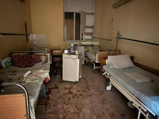 Окупанти вночі обстріляли Херсон і Харків: серед постраждалих є медсестри і пацієнти лікарень (фото)