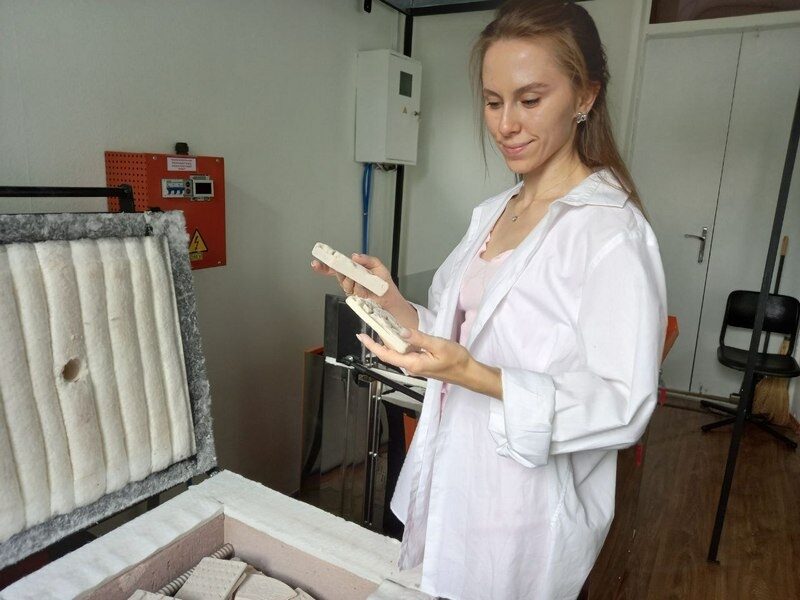 &laquo;Усе, як&nbsp;на&nbsp;війні,&nbsp;&mdash; не&nbsp;знаєш, чим закінчиться&raquo;: полтавець-військовий та&nbsp;його дружина відкрили майстерню з&nbsp;виготовлення кахлів ручної роботи