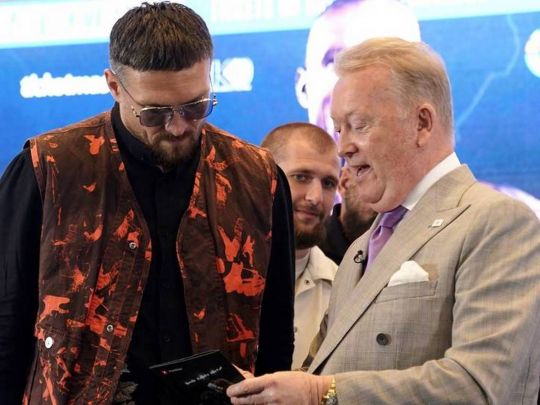 Усік отримав дуже дорогий подарунок від промоутера Дюбуа (фото, відео)