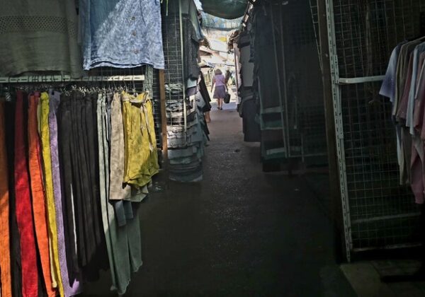 В Одессе частично открыли после обстрела Фруктовый пассаж на "Привозе": фотоотчет