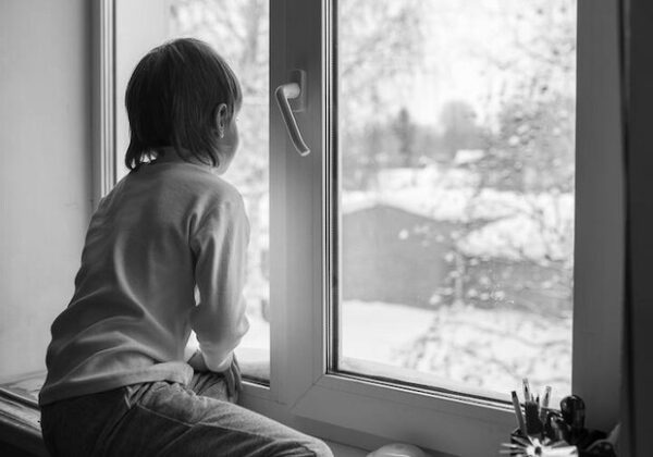 В Одессе двухлетний ребенок выпал из окна многоэтажки: полиция выясняет обстоятельства