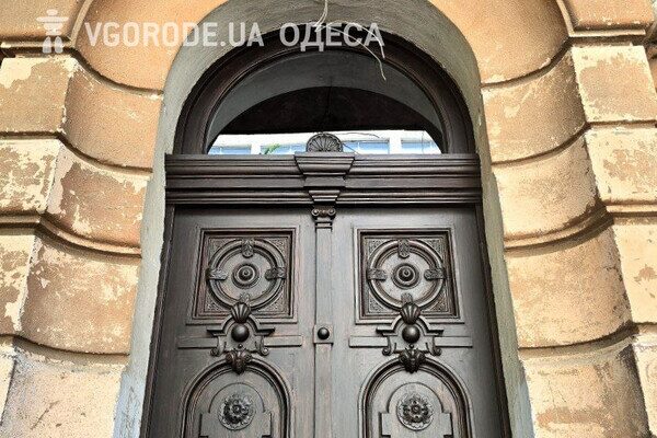В Одессе возобновили парадную дверь в доме Амбеликопуло: фотоотчет