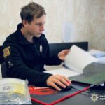 В Одессе женщина сорвала флаг Украины с фасада магазина: полиция сообщила ей о подозрении