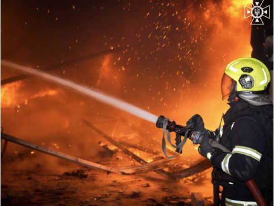 Під Одесою масштабна пожежа після нальоту ворожих безпілотників (фото, відео)