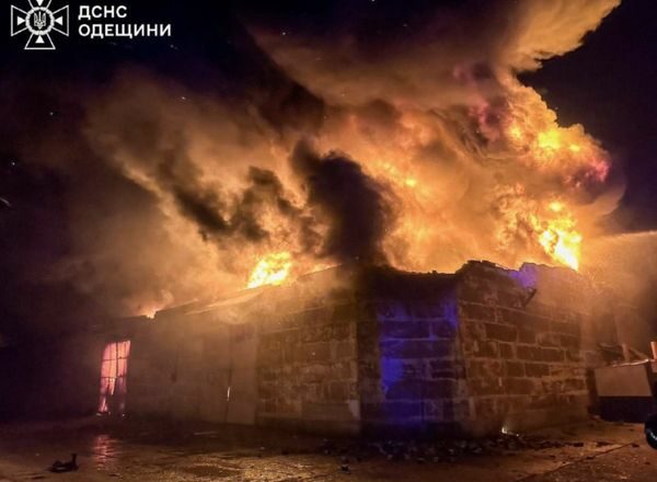 Під Одесою масштабна пожежа після нальоту ворожих безпілотників (фото, відео)
