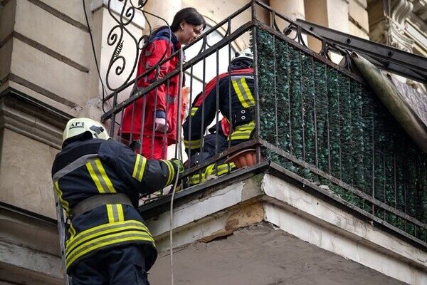 В центре Одессы обрушился балкон с людьми: есть пострадавшие