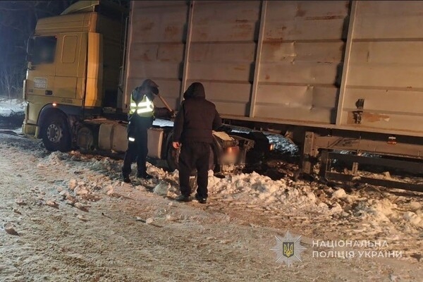 В Одесской области из-за непогоды застряла фура: на помощь пришли полицейские и фермеры