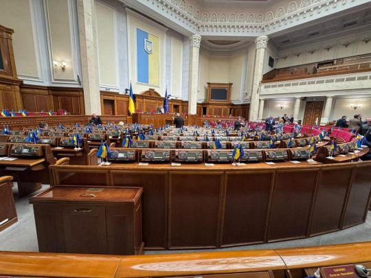 Криза в&nbsp;Раді: зал напівпорожній, слуг нема, голосування провалено