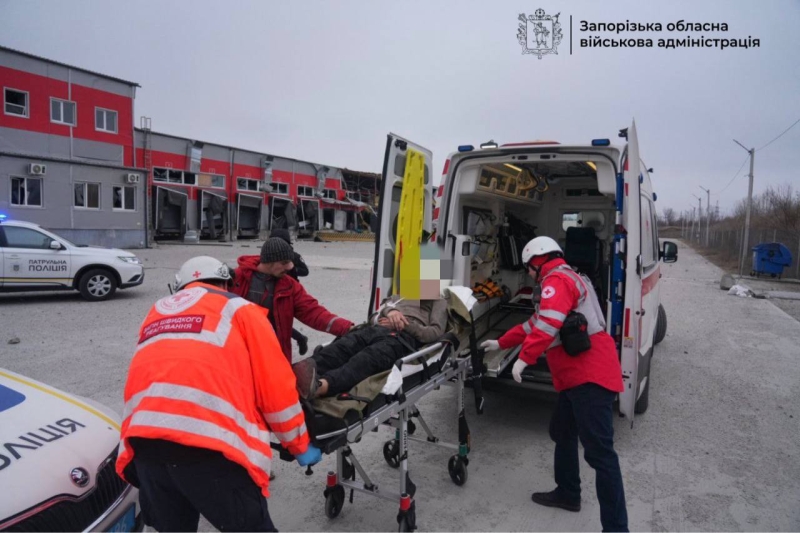 Росіяни атакували Запоріжжя та&nbsp;Дніпропетровщину: горять будинки, багато поранених (фото, відео)