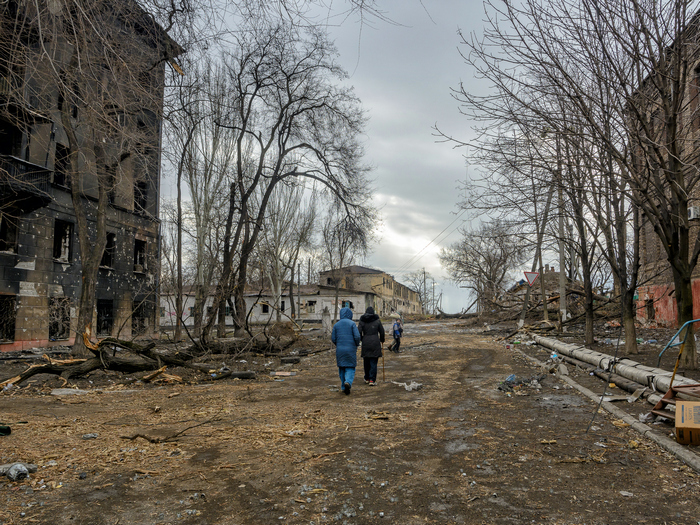 &laquo;Снаряд розірвався на&nbsp;даху, вирвавши шмат м&rsquo;яса зі&nbsp;спини хлопчика&raquo;: маріуполець, фотограф Євген Сосновський про випробування війною