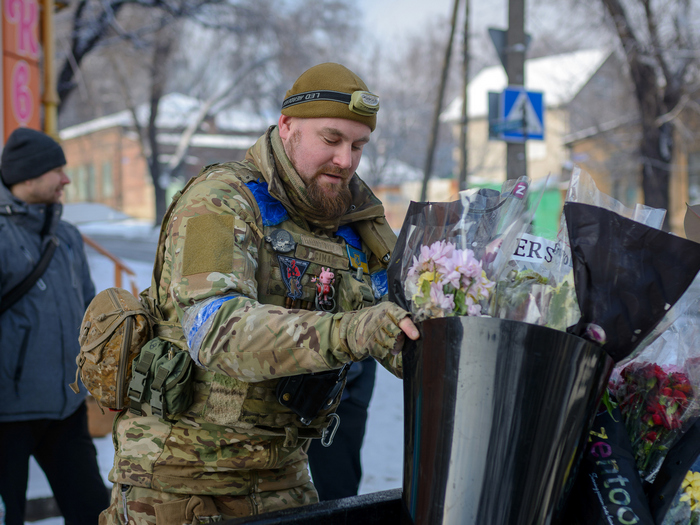 &laquo;Снаряд розірвався на&nbsp;даху, вирвавши шмат м&rsquo;яса зі&nbsp;спини хлопчика&raquo;: маріуполець, фотограф Євген Сосновський про випробування війною