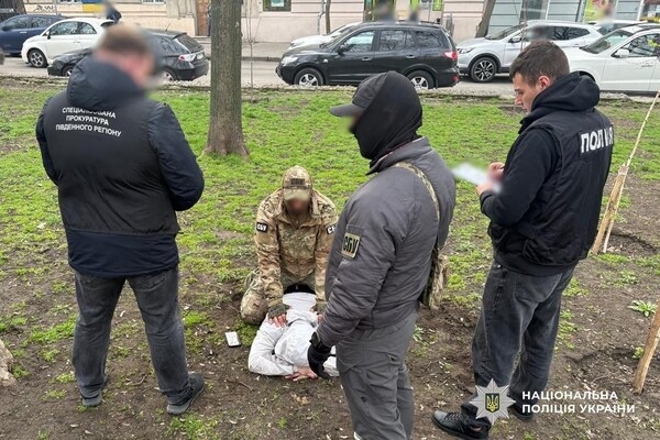 "Маскарад" за рулем скорой и дорогостоящее "путешествие": в Одесской области разоблачили двух дельцов