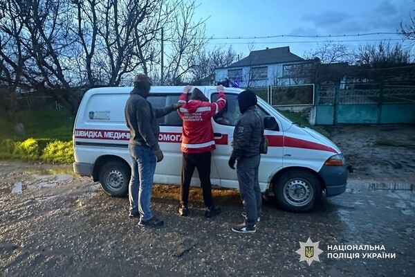 "Маскарад" за рулем скорой и дорогостоящее "путешествие": в Одесской области разоблачили двух дельцов