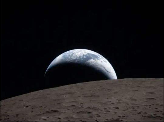 NASA показала перші фото з&nbsp;прольоту повз Місяць (фото)