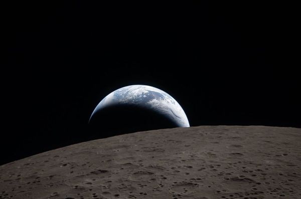 NASA показала перші фото з&nbsp;прольоту повз Місяць (фото)