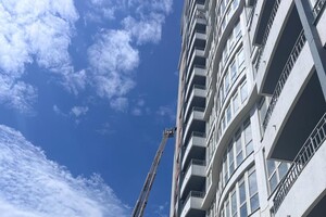 Попал, но не сдетонировал: Одессе БпЛА застрял в стене многоэтажки