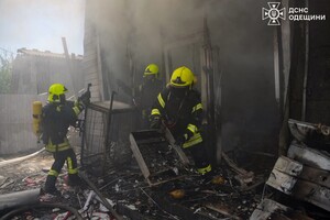 Горят автомобили, пострадали люди: последствия дронового удара по Одесскому району (обновлено)