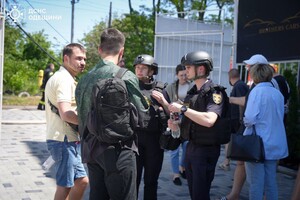 Горят автомобили, пострадали люди: последствия дронового удара по Одесскому району (обновлено)