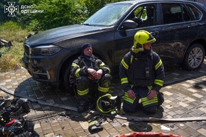 Горят автомобили, пострадали люди: последствия дронового удара по Одесскому району (обновлено)