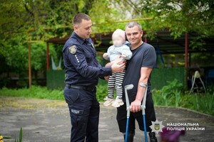 Заряд человечности: одесские правоохранители посетили специализированный дом ребенка Заряд человечности: одесские правоохранители посетили специализированный дом ребенка