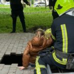 Пропасть посреди тротуара: в Одессе 10-летняя девочка упала в 4-метровую яму