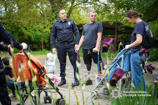 Заряд человечности: одесские правоохранители посетили специализированный дом ребенка Заряд человечности: одесские правоохранители посетили специализированный дом ребенка