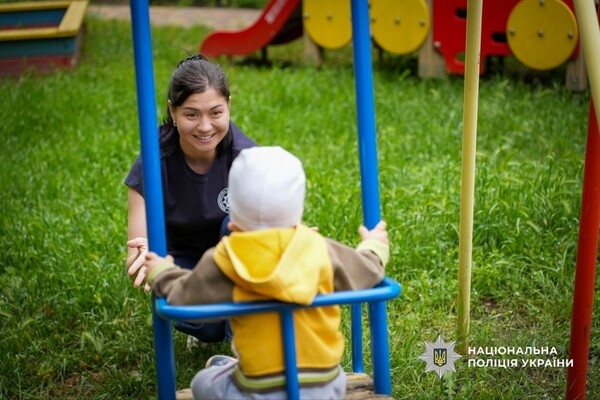 Заряд человечности: одесские правоохранители посетили специализированный дом ребенка Заряд человечности: одесские правоохранители посетили специализированный дом ребенка