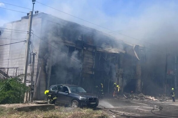 Горят автомобили, пострадали люди: последствия дронового удара по Одесскому району (обновлено)