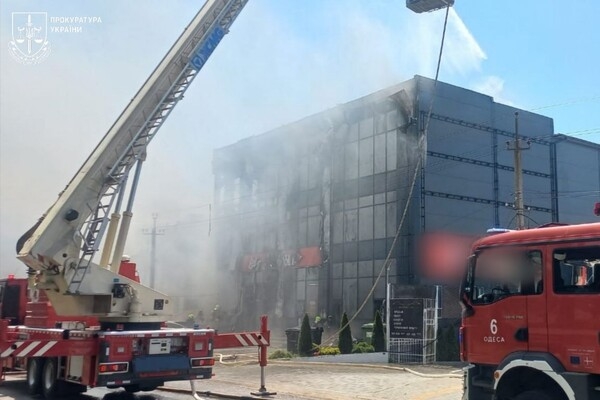 Горят автомобили, пострадали люди: последствия дронового удара по Одесскому району (обновлено)