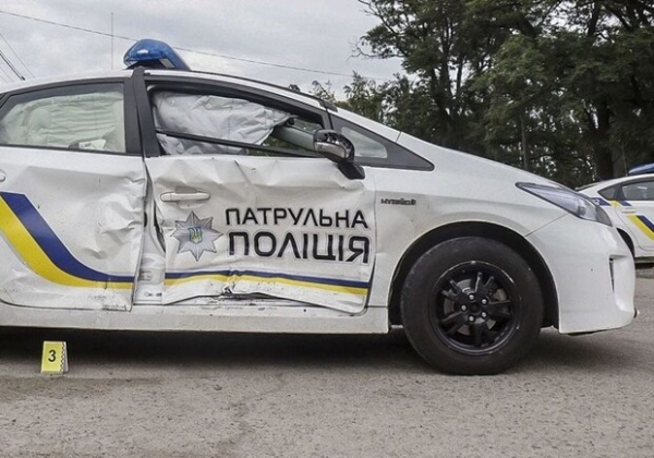 В Одессе прохожие повредили автомобиль полицейских: подробности конфликта (обновлено)