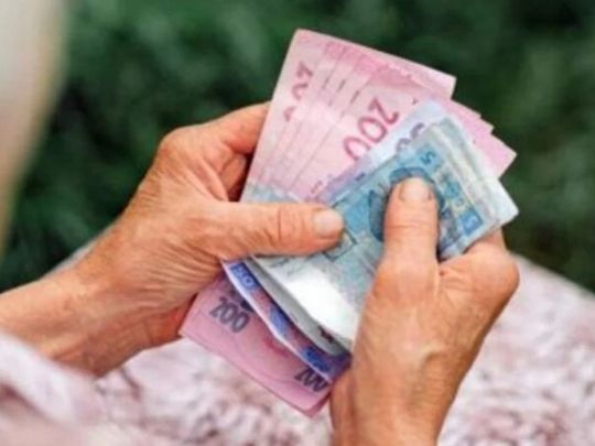 Пенсії українців за&nbsp;кордоном можуть зупинити: кого це&nbsp;стосується